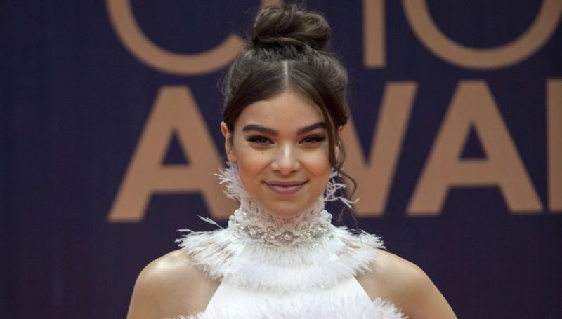 Hailee Steinfeld to Lead Apple's Dickinson Comedy Series