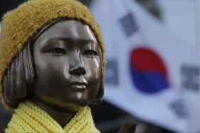 YouTuber Johnny Somali statue kissing South Korea