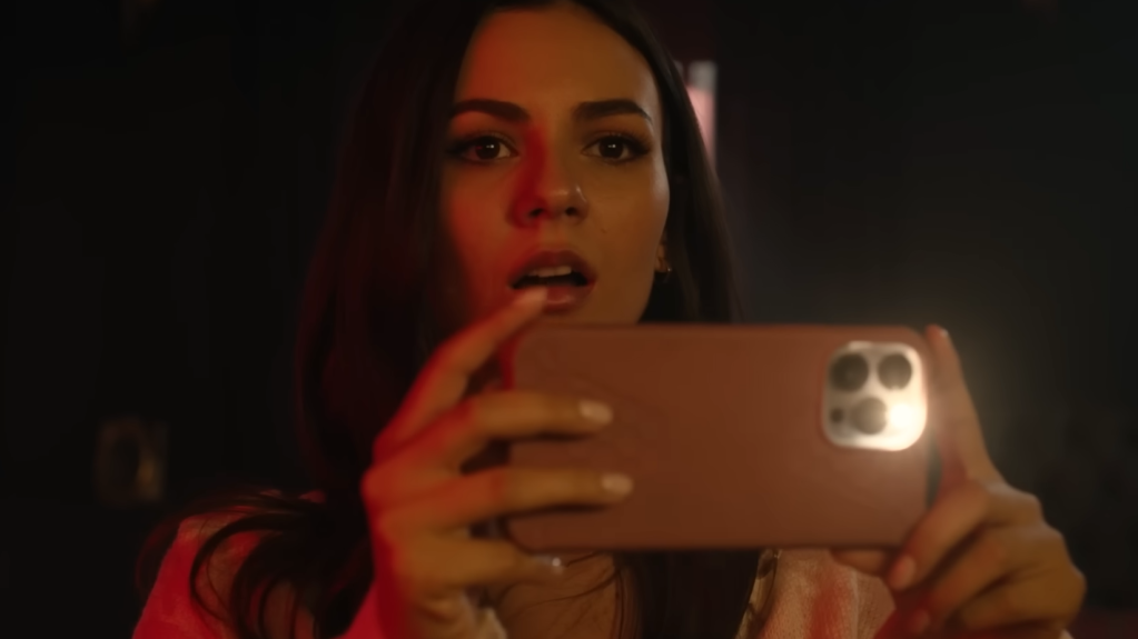 Robbie Amell & Victoria Justice to Star in Horror Thriller Movie Send a Scare