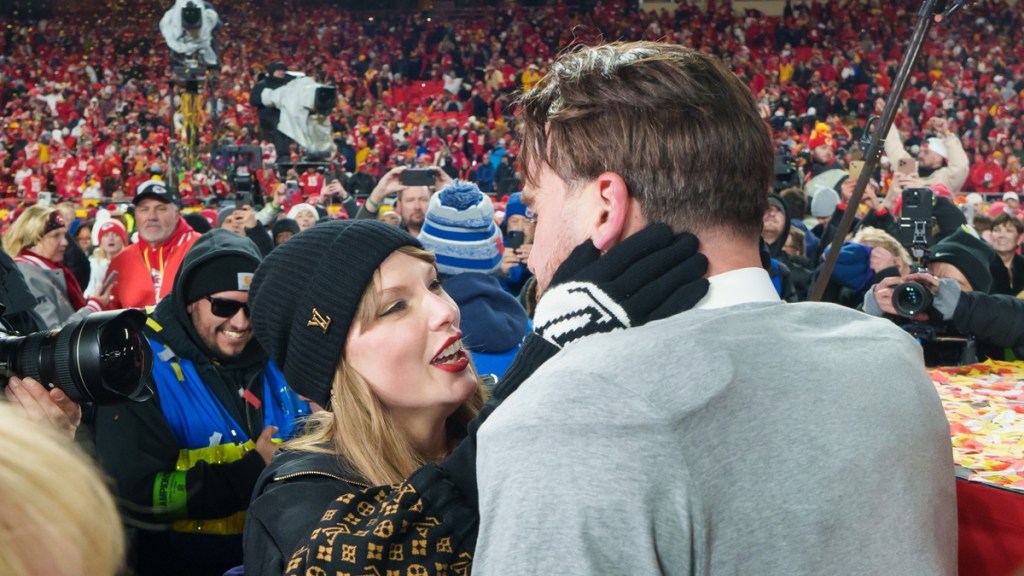 'Taylor Swift Engagement Ring Travis Kelce' Trend Explained