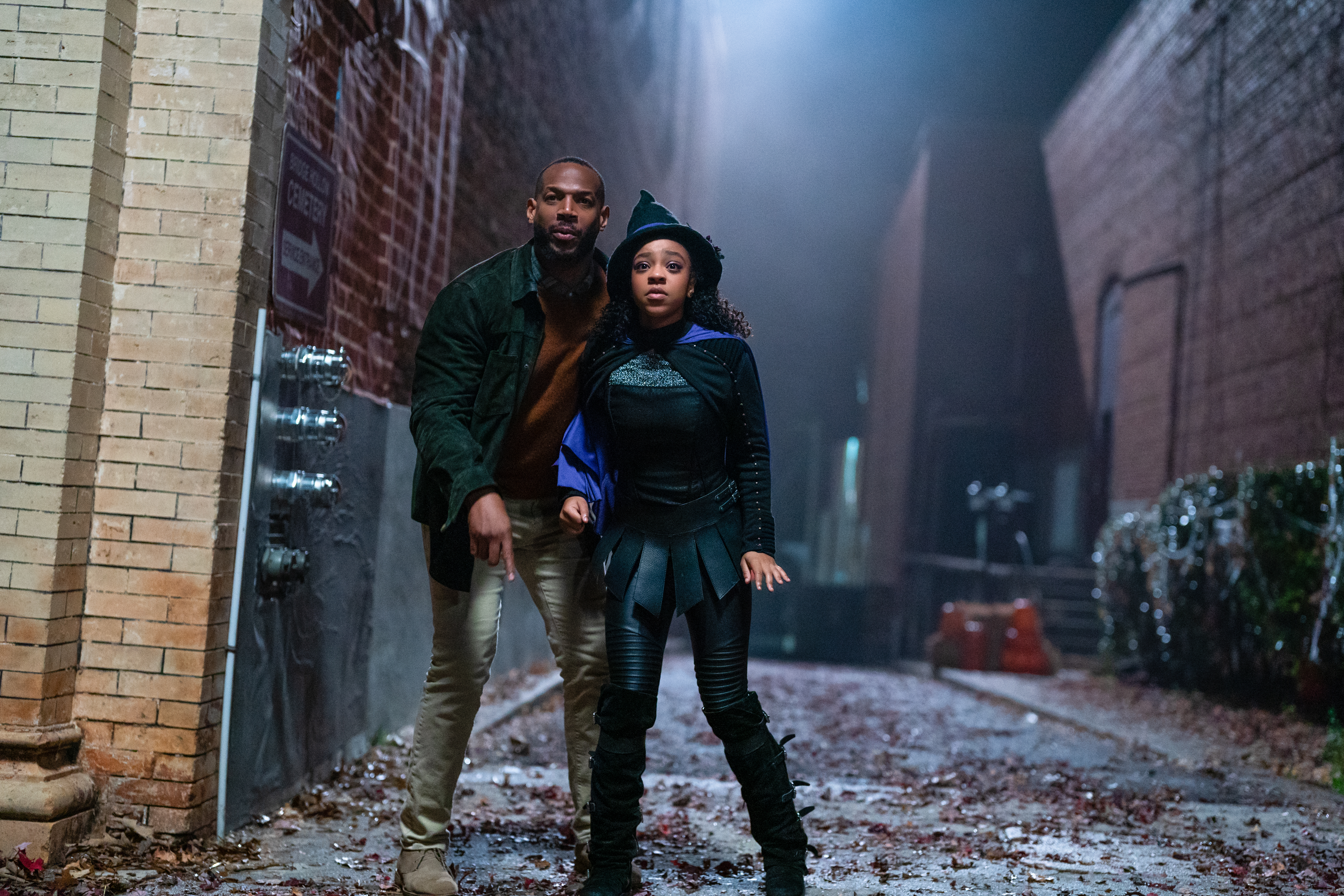 The Curse of Bridge Hollow. (L to R) Marlon Wayans as Howard, Priah Ferguson as Sydney in The Curse of Bridge Hollow. Cr. Frank Masi/Netflix Â© 2022.